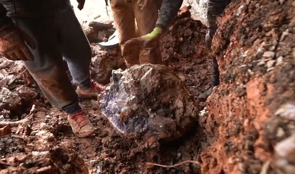 Nhờ chứa các chất tạo màu trên mà thạch anh tím sở hữu độ trong suốt hiếm có ( từ trong suốt đến mờ sáng ) cùng sắc tím đặc biệt và có giá trị cao hơn.