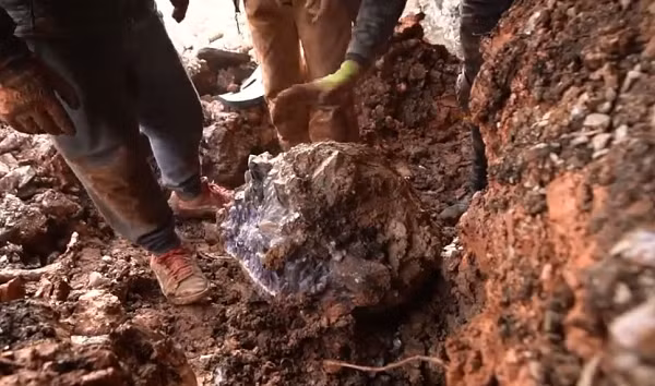 Nhờ chứa các chất tạo màu trên mà thạch anh tím sở hữu độ trong suốt hiếm có ( từ trong suốt đến mờ sáng ) cùng sắc tím đặc biệt và có giá trị cao hơn.