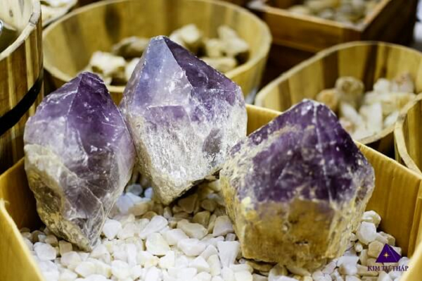 Khi mỏ đầu tiên ở Brazil được đưa vào khai thác, giá của thạch anh tím đã giảm đi ít nhiều nhưng vẫn là loại đá quý được con người ưu tiên lựa chọn.