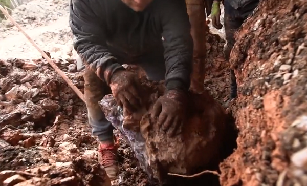 Đá thạch anh tím (Amethyst) là loại đá quý từng có giá trị cao đắt ngang với kim cương, Ruby, Sapphire, ngọc lục bảo Emerald. Thạch anh tím được hình thành chủ yếu từ SiO2 (thành phần chính của cát) và tạp chất của sắt và nhôm.