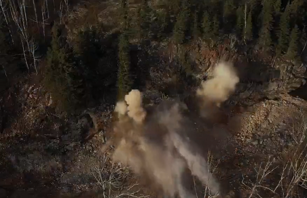 Sau khi cho mìn nổ một khu vực, cả nhóm đã tiến hành đào xới và phát hiện khối đá to, có rất nhiều tạp chất bám xung quanh. Tuy nhiên dựa vào kinh nghiệm của mình, họ lập tức phát hiện đây là khối thạch anh tím quý hiếm.