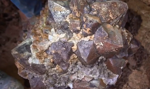 Thạch anh tím có nguồn gốc hình thành trong tự nhiên trên nền đá núi lửa dưới dạng tinh thể lăng trụ có hình kim tự tháp sáu mặt ở hai đầu. Trong tự nhiên thì loài đá này thường được tìm thấy ở trên trần và lòng hang động.