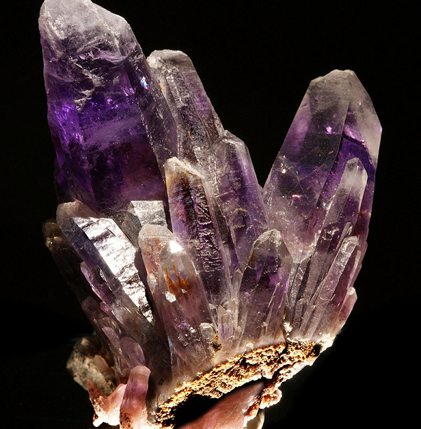 Tại Việt Nam, loại đá quý này được phân bố ở các tỉnh Thanh Hóa, Vũng Tàu và Gia Lai.