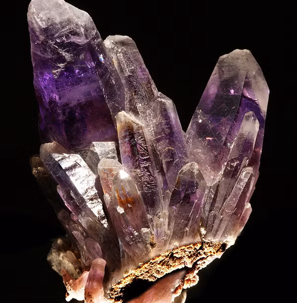 Tại Việt Nam, loại đá quý này được phân bố ở các tỉnh Thanh Hóa, Vũng Tàu và Gia Lai.