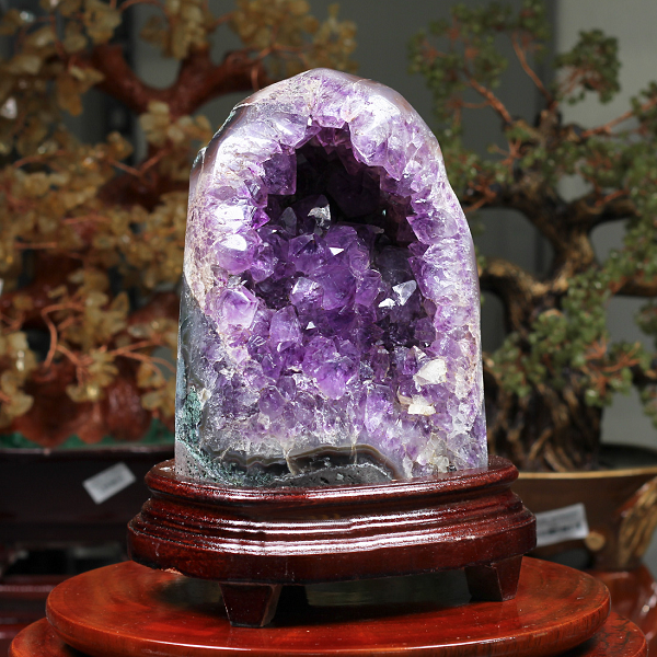 Hiện nay loại đá này cũng đã được chế tạo thành công trong phòng thí nghiệm. Nga và Trung Quốc chính là hai quốc gia trên thế giới làm được điều này. Loại đá quý này có giá trị làm đồ trang sức rất cao vì vẻ đẹp độc đáo của nó.