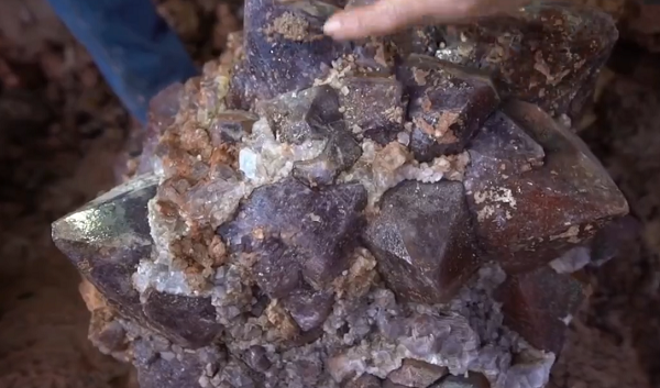 Thạch anh tím được phân bố tại các quốc gia như Brazil, Nga, Sri Lanka, Hy Lạp. Brazil là nước có các mỏ được khai thác đầu tiên và đến nay vẫn là nước cung cấp thạch anh tím thô lớn nhất thế giới.