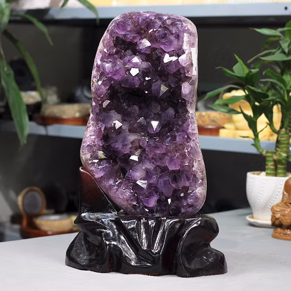 Cái tên Amethyst xuất phát từ tiếng Hy Lạp, có nghĩa là “không bị say” bởi người ta tin rằng viên đá này có thể hạn chế việc say rượu và loại bỏ các độc tố. Vì vậy, người Hy Lạp cổ đại đeo thạch anh tím và chạm khắc các bình uống nước từ nó với niềm tin rằng nó sẽ ngăn ngừa nhiễm độc.