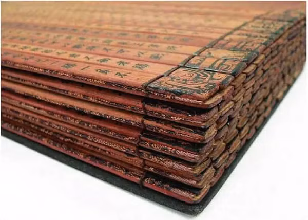 Trong Biên niên sử tre - cổ văn nổi tiếng của Trung Quốc, được ghi chép trên thẻ tre đã đề cập đến hiện tượng bầu trời bỗng đổi màu xanh đỏ cách đây 3.000 năm.