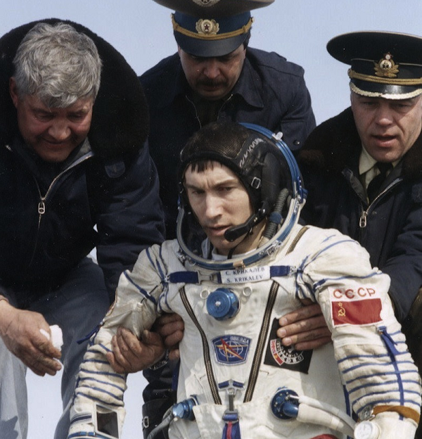 Các vệ tinh GPS thường “du hành” vào tương lai vì chúng quay quanh Trái đất với tốc độ 14.000 km/h. Điều này về cơ bản đã giảm bớt một vài micro giây từ đồng hồ của chúng so với đồng hồ trên Trái đất.