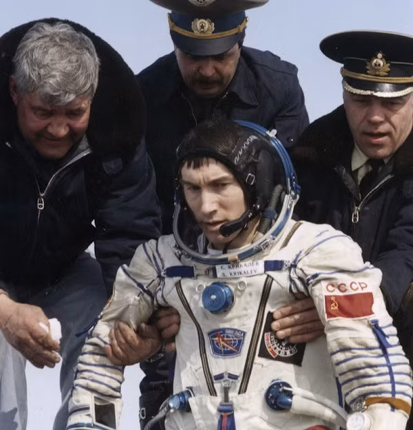 Các vệ tinh GPS thường “du hành” vào tương lai vì chúng quay quanh Trái đất với tốc độ 14.000 km/h. Điều này về cơ bản đã giảm bớt một vài micro giây từ đồng hồ của chúng so với đồng hồ trên Trái đất.