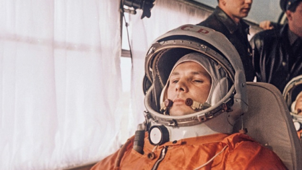 ...Tất cả tùy thuộc vào mức độ bạn đến gần mép của hố đen bao nhiêu và thời gian bạn dừng ở đó bao lâu. Đó chính là du hành đến tương lai”, Brian Greene, nhà vật lý lý thuyết và nhà lý thuyết dây (thuyết hấp dẫn lượng tử) từ Đại học Columbia, cho biết.