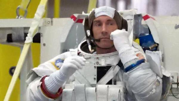 Và người được trải nghiệm nó là Sergei Krikalev - nhà du hành vũ trụ người Nga hiện đang nắm giữ kỷ lục thời gian ở ngoài vũ trụ lâu nhất là 803 ngày, 9h và 39 phút.