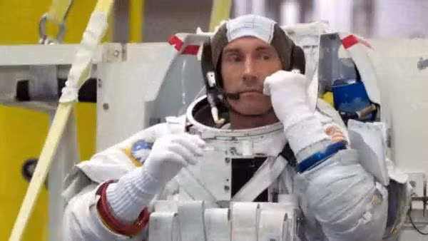 Và người được trải nghiệm nó là Sergei Krikalev - nhà du hành vũ trụ người Nga hiện đang nắm giữ kỷ lục thời gian ở ngoài vũ trụ lâu nhất là 803 ngày, 9h và 39 phút.