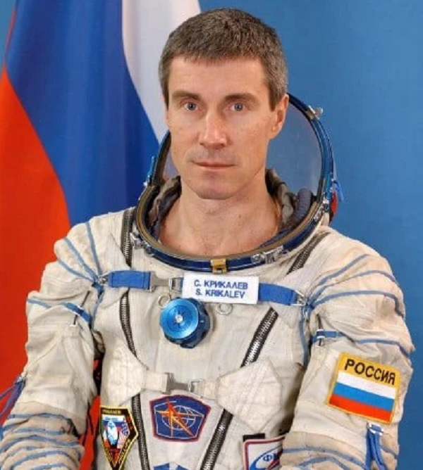 Khi các phi hành gia và vệ tinh di chuyển quanh Trái đất, họ ở cách xa trung tâm Trái đất hơn một chút so với người trên mặt đất, do đó thực tế họ sẽ ít chịu ảnh hưởng hơn từ sự giãn nở thời gian do lực hấp dẫn.