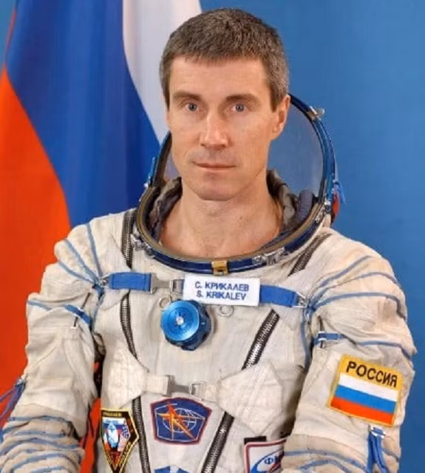 Khi các phi hành gia và vệ tinh di chuyển quanh Trái đất, họ ở cách xa trung tâm Trái đất hơn một chút so với người trên mặt đất, do đó thực tế họ sẽ ít chịu ảnh hưởng hơn từ sự giãn nở thời gian do lực hấp dẫn.