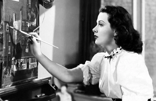 Đáng tiếc thay, phát minh của Lamarr đã không được Hải quân Mỹ sử dụng trong Thế chiến thứ II, nhưng nó đã được dùng để truyền tín hiệu vô tuyến trong cuộc khủng hoảng tên lửa Cuba (1962).