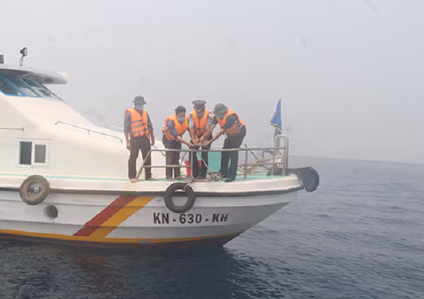 Sáng 14/4 vừa qua, trong quá trình khai thác, ngư dân ở Nha Trang, Khánh Hoà đã phát hiện cá thể rùa xanh có trọng lượng hơn 3kg, dài 60cm bị vướng vào lưới.