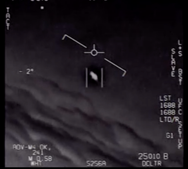 Năm 1947, Không quân Mỹ đã bắt đầu một loạt cuộc điều tra liên quan tới hơn 12.000 hiện tượng UFO được phản ánh. Loạt điều tra này khép lại vào năm 1969, theo tuyên bố chính thức của giới chức trách.