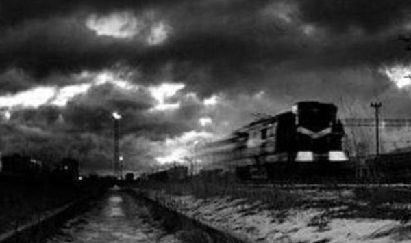 Schuster và tên trộm xe đều sững sờ: đoàn tàu này từ đâu đến? Chỉ có 3 toa tàu ngắn ngủi, nó là một đoàn tàu động cơ hơi nước đã sớm bị loại bỏ. Tên trộm xe nhân cơ hội trèo lên toa tàu thứ ba. Ngay khi Schuster sắp bắt kịp và chuẩn bị nhảy lên tàu thì nghe thấy một tiếng thét chói tai: “Đừng lên tàu!”.