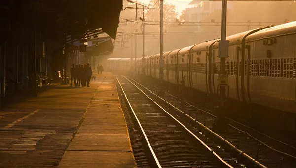 Khi đoàn tàu đi vào một đường hầm, em trai viên sĩ quan muốn dọa mấy người bạn của anh nên đã lén lấy đầu của Gogol ra khỏi chiếc hộp. Nhưng đúng lúc này, hành khách trên tàu đột nhiên trở nên hoảng loạn một cách khó hiểu, cậu học sinh đã quyết định nhảy từ cửa toa tàu xuống.