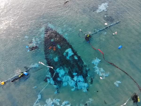 Ma'agan Mikhael B là một con tàu buôn dài 25 mét, bị chìm ở độ sâu chỉ 3 mét ở khu vực cách bờ biển Israel 70 mét. Tuy nhiên không ai nhìn thấy con tàu suốt nhiều thế kỷ qua, có thể vì nó bị vùi trong cát.