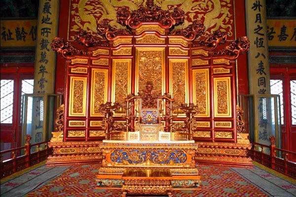 Người cuối cùng được cho là thường dân Waldersee vì muốn thử cảm giác ngồi lên ngai vàng nên cũng nhận kết cục bi thảm, đột ngột qua đời ngay sau khi "chễm chệ" ngồi lên ghế rồng.