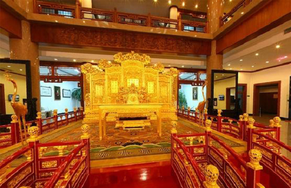 Nhiều người cho rằng chính lời đồn này đã khiến cho du khách lẫn chuyên gia đều không dám chạm vào ngai vàng. Tuy nhiên sự thật là đa phần các mẫu ghế rồng đều được làm bằng gỗ sau đó sẽ được mạ một lớp vàng ở bên ngoài.