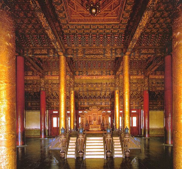 Bảo tàng Cố Cung cho biết nếu như muốn sửa chữa một lỗi nhỏ trên ngai vàng cũng phải mất đến 3 năm và dù các chuyên gia cũng không dám đụng vào. Đây chính là lí do không ai dám chạm vào ngai vàng trong Tử Cấm Thành.