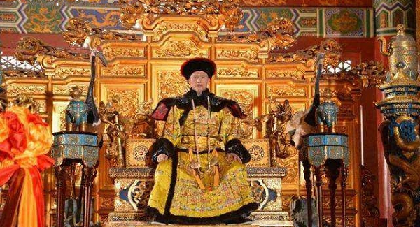 Nanmu vàng sẽ có độ bóng tương tự satin và có khả năng tồn tại lâu dài nên được sử dụng để làm quan tài cho các quan lại cũng như quý tộc thời xưa.