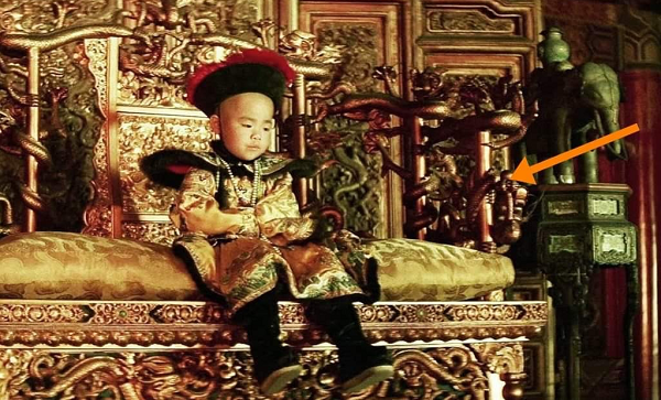 Nhưng nguyên liệu để làm ghế rồng không phải là gỗ đóng đồ đạc thông thường mà là gỗ quý được gọi là nanmu. Nanmu được sử dụng để làm ghế rồng là loại được chọn lọc một cách tốt nhất, có lõi vàng, mùi thơm thoang thoảng và sức chịu bền bỉ.