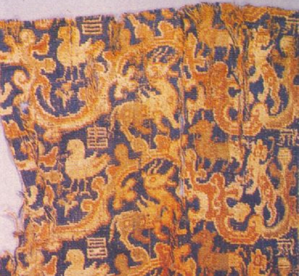 Còn có thuyết về bệnh dịch cũng có rất nhiều người ủng hộ. Một số nhà nghiên cứu tin rằng đã có một đợt bùng phát khủng khiếp ở Lâu Lan, có khả năng là dịch sốt. Do sự khốc liệt của dịch bệnh, người dân hoặc chết vì dịch, hoặc trốn đi nơi khác, cuối cùng chỉ còn lưu lại một thành phố chết.