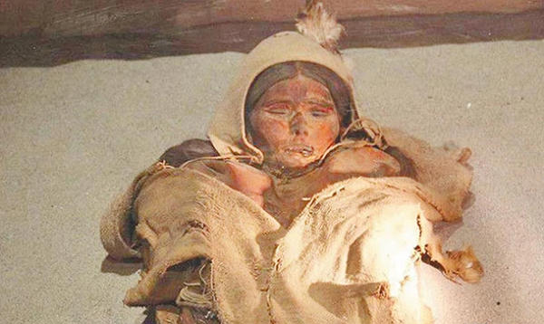 Theo các ghi chép, trong 36 nước ở Tây Vực ở Tân Cương thì kinh tế và văn hoá của Lâu Lan phát triển nhất. Lâu Lan có hơn 1,5 nghìn hộ gia đình với dân số hơn 14,1 nghìn người.