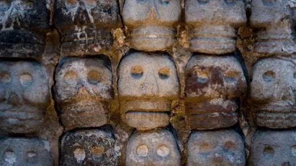 Năm 1901, một nhà thám hiểm Thụy Điển tên là Seven Herdin đã phát hiện ra tàn tích của thành cổ Lâu Lan với diện tích hơn 100 nghìn mét vuông. Có thể nói, Lâu Lan là một trong những thành tựu khảo cổ vĩ đại nhất của thế kỷ 20.