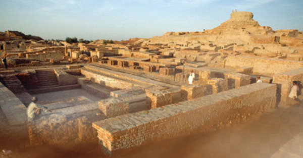 Tuy phát triển mạnh mẽ, cổ quốc Lâu Lan chỉ tồn tại vài trăm năm và biến mất một cách bí ẩn, có người đã gọi Lâu Lan là “Pompeii giữa lòng sa mạc”. Lâu Lan được biết đến với cái tên tiếng Nga là Krorayina hay Kroran.