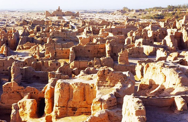 Nằm trên tuyến đường tơ lụa, Lâu Lan nhanh chóng trở thành một quốc gia phồn thịnh nhờ những hoạt động mậu dịch. Bởi vì vị trí địa lý của Lâu Lan vô cùng trọng yếu nên nó luôn là mảnh đất bị Hán triều và Hung Nô tranh đoạt.