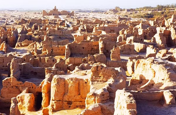 Nằm trên tuyến đường tơ lụa, Lâu Lan nhanh chóng trở thành một quốc gia phồn thịnh nhờ những hoạt động mậu dịch. Bởi vì vị trí địa lý của Lâu Lan vô cùng trọng yếu nên nó luôn là mảnh đất bị Hán triều và Hung Nô tranh đoạt.