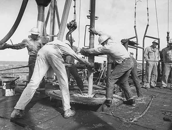 Bên cạnh đó, các nhà khoa học cũng phát hiện hoạt động sinh học trong những tảng đá hơn 2 tỉ năm tuổi, ở độ sâu 6 km. Bằng chứng rõ ràng nhất về sự sống là 25 loài hóa thạch sinh vật phù du cực nhỏ, được bọc trong các hợp chất hữu cơ trầm tích vẫn nguyên vẹn đáng kinh ngạc.