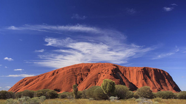 Ayers Rock hay còn được gọi là Uluru tọa lạc ở một vị trí hẻo lánh ở Úc. Nơi này từng là một địa điểm thu hút khách du lịch trong nhiều năm. Thế nhưng gần đây, nó được thêm vào trong danh sách những nơi hạn chế cho khách du lịch vì Uluru là một nơi rất linh thiêng đối với người Anangu.