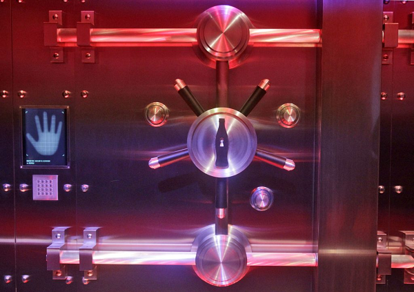 Là món thức uống được yêu thích trên toàn thế giới, hãng Coca Cola có hẳn một nơi để cất giấu công thức pha chế của mình. Công thức được cất đằng sau một lớp khóa vô cùng tinh vi mà người thường không thể mở được.