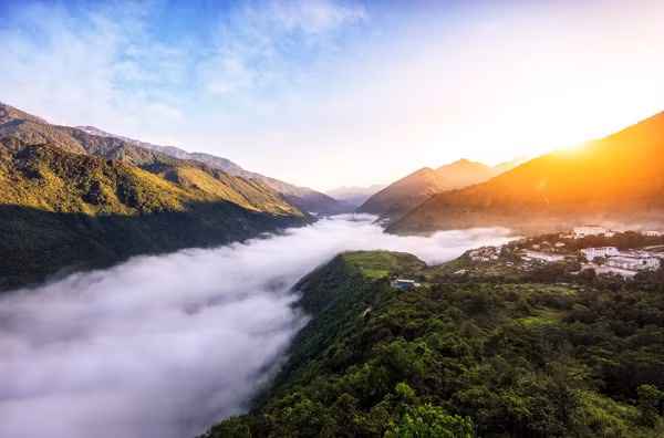 Motuo được mệnh danh là vùng đất Phật thiêng liêng và bí ẩn nhất của Trung Quốc. Không hề có đường mòn để đi lên đây. Nếu muốn đặt chân đến vùng đất này thì phải đi bộ băng rừng núi và phải đi qua cây cầu mỏng manh khi dưới chân là miệng vực sâu thẳm. Bạn có đủ can đảm để chinh phục nơi này không?