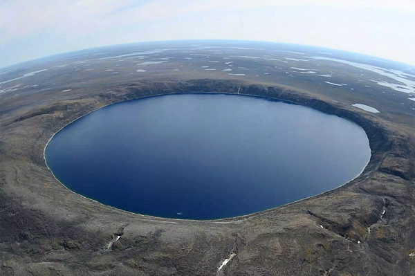 Ban đầu nó được gọi là "Miệng núi lửa Chubb" bởi một thợ săn kim cương và là người đầu tiên tổ chức sứ mệnh thám hiểm nơi đây - Frederick W. Chubb.