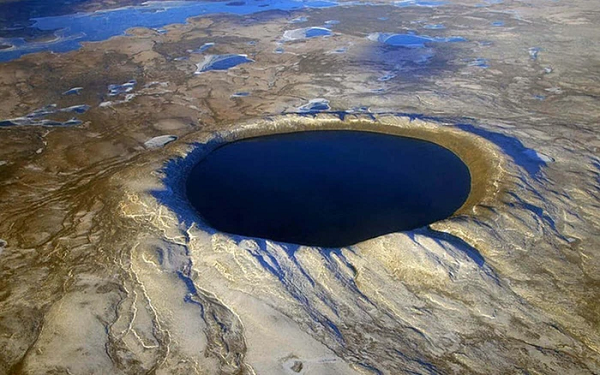  Hố thiên thạch Pingualuit là một kì quan thiên nhiên độc đáo nằm ở phía bắc của tỉnh Quebec, Canada. Đây là một hồ nước hình tròn xanh biển bị giam hãm trong những bức tường của hố thiên thạch cổ xưa được bảo quản tốt.