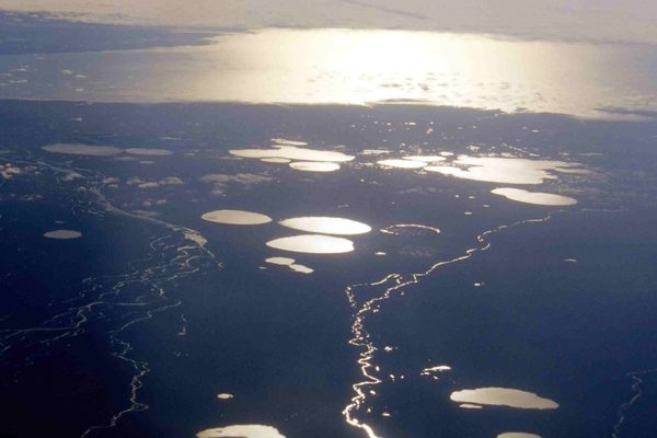 Giáo sư Reinhard Pienitz của Đại học Laval đã dẫn đầu một cuộc thám hiểm năm 2007 tới miệng núi lửa này và lấy ra các lõi trầm tích từ đáy hồ, nơi chứa đầy phấn hoa hóa thạch cũng như tảo và ấu trùng côn trùng hóa thạch.