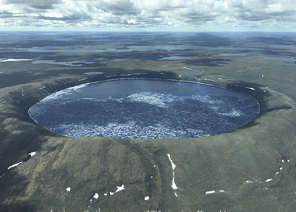 Hồ không có cửa hút gió hay lối ra rõ ràng, vì vậy nước tích lũy trong hồ chỉ từ nước mưa và tuyết và lượng nước trong hồ có bị sụt xuống thì chỉ là do bốc hơi.