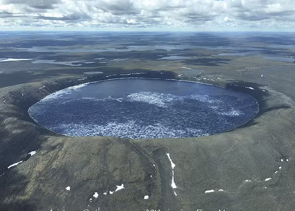 Hồ không có cửa hút gió hay lối ra rõ ràng, vì vậy nước tích lũy trong hồ chỉ từ nước mưa và tuyết và lượng nước trong hồ có bị sụt xuống thì chỉ là do bốc hơi.