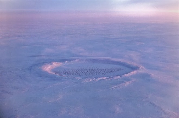 Khi được nhìn thấy trong ánh sáng từ trên cao, nó trông giống như một con mắt pha lê lấp lánh và bí ẩn.