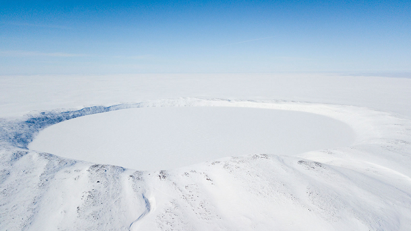 Trong miệng hố này hình thành một hồ nước sâu 267 m, được cho là một trong những hồ nước sâu nhất ở Bắc Mỹ. Hồ chứa một lượng nước ngọt tinh khiết nhất trên thế giới, với độ mặn dưới 3 ppm.