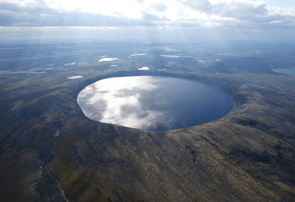 Chỉ đến năm 1999, nó mới được đặt lại tên là "Pingualuit", có thể được dịch là "nơi Trái đất mọc lên". Miệng núi lửa và khu vực xung quanh hiện là một phần của Vườn quốc gia Pingualuit.