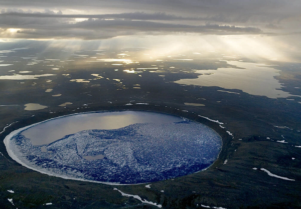 Phần lớn nước trong hồ này không thể tiếp xúc bên ngoài. Miệng hố thiên thạch này chứa đầy nước từ lâu được người dân địa phương Inuit biết đến với cái tên là "Con mắt ngọc của Nunavik" bởi độ tinh khuyết của nước trong hồ.