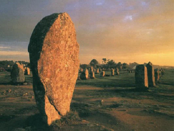 Công trình đá Stonehenge ở Anh vẫn còn là bí ẩn đối với các nhà khoa học nhưng công trình Carnac tại bờ biển Brittany đông bắc Pháp có lẽ còn gây tò mò hơn nữa. Nhân dạng của những người thuộc thời kỳ đồ đá mới xây dựng công trình này hiện vẫn còn nằm trong vòng bí ẩn.
